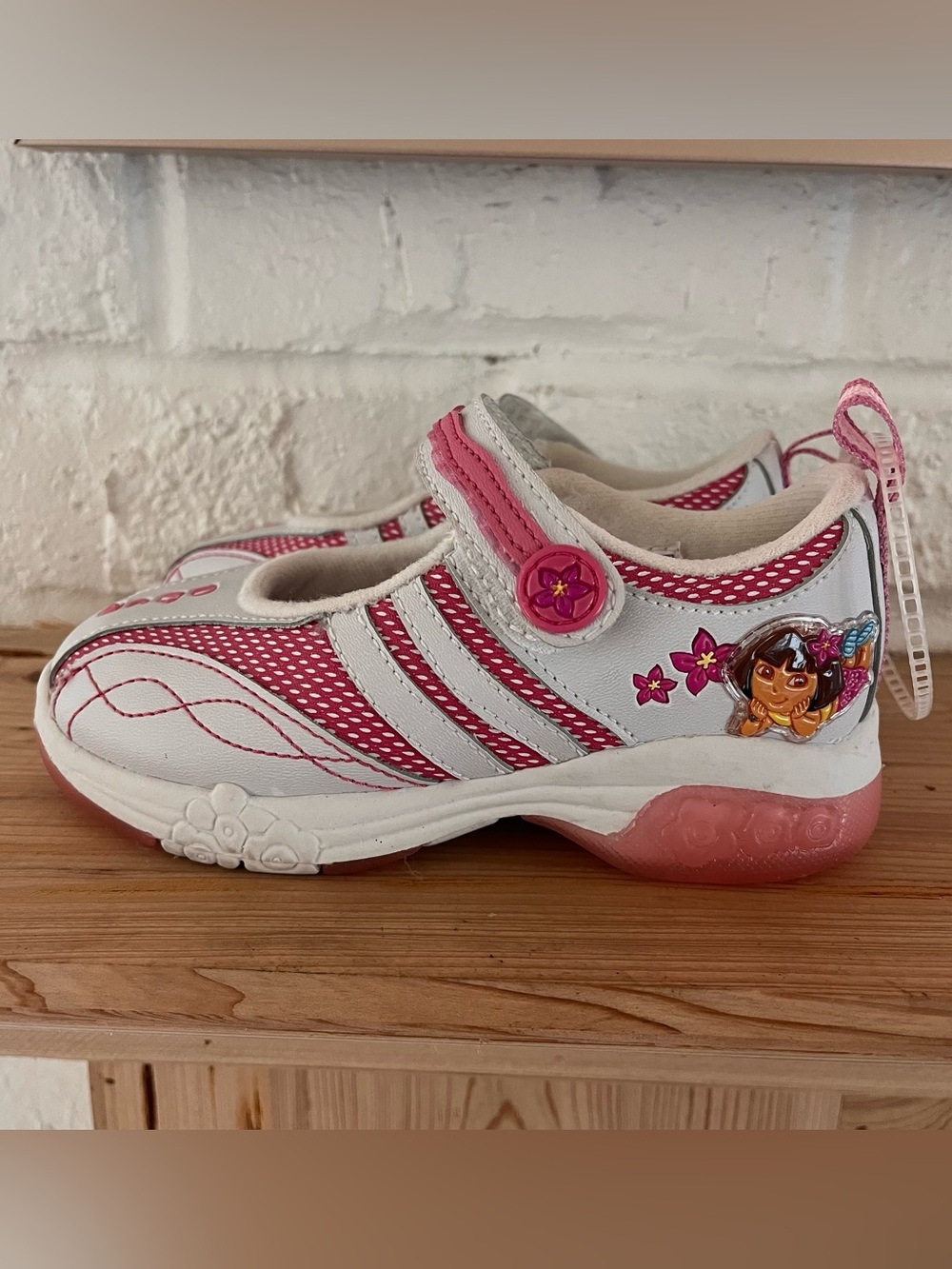 Vintage Y2K NWT Dora The Explorer Nick Jr Sneakers Toddler Size 9